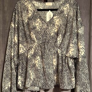 Women's Black and White Patterned Top